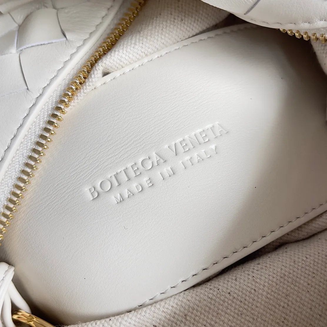Batch 1360 BOTTEGA VENETA 2024 new loop is here! ! Many girls who like BV have owned the Loop bag. It has a simple appearance, classic weaving, and a compact and lightweight bag shape. This innovation continues the "camera bag" shape. Unlike the traditional Loop bag, which can only be worn as a crossbody bag, this innovation It can be carried by hand or cross-body, satisfying both the concave shape and daily needs. The oversized buckle can be folded and used as a handle. The sultry heat in summer ☀️ usually reduces people's desires. Having a lightweight bag will greatly enhance the happiness of traveling🫧 Style number: 796615 Size: 19*12*9cm
